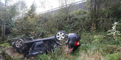 Das Wrack des führerlosen Autos, das in Gontenbad AI ins Kaubachtobel stürzte.