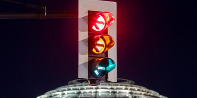 dpatopbilder - Eine Ampel vor der Kuppel des deutschen Reichstagsgebäudes leuchtet in einer Langzeitbelichtung in allen drei Phasen. In Deutschland nehmen SPD, Grüne und FDP Kurs auf ein Ampel-Bündnis. Elf Tage nach der Bundestagswahl treffen sich...