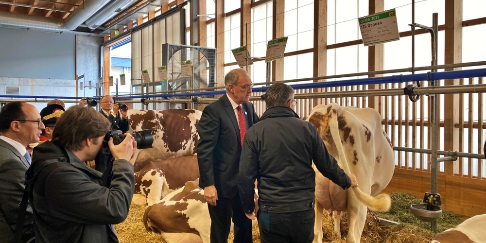 Nach der Eröffnung in der Tonhalle liess sich Bundespräsident Guy Parmelin durch die Messehallen führen.