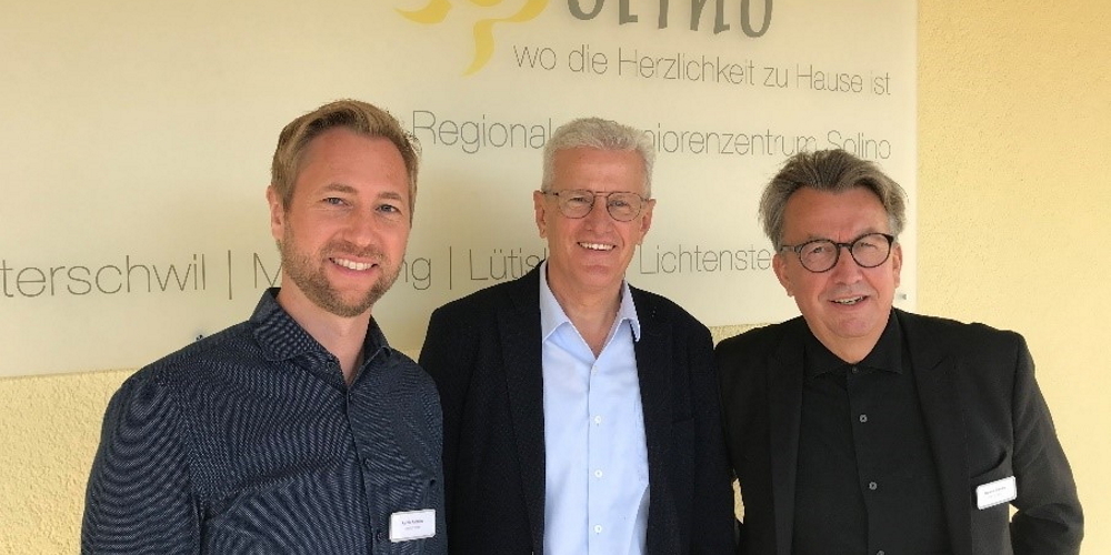(v.l.n.r.): Ralph Rütsche, neuer Leiter des Seniorenzentrums, Karl Brändle, Verwaltungsratspräsident, und Markus Brändle, scheidender Leiter des Solino  