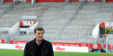 Otto Rehhagel, ehemaliger Fußballtrainer, steht bei einem Pressetermin vor dem Start des Kino-Films «King Otto» im Stadion in Essen. Der Film zeichnet den Weg zum Titelgewinn der griechischen Nationalmannschaft bei der EM 2004 unter Trainer Rehhag...