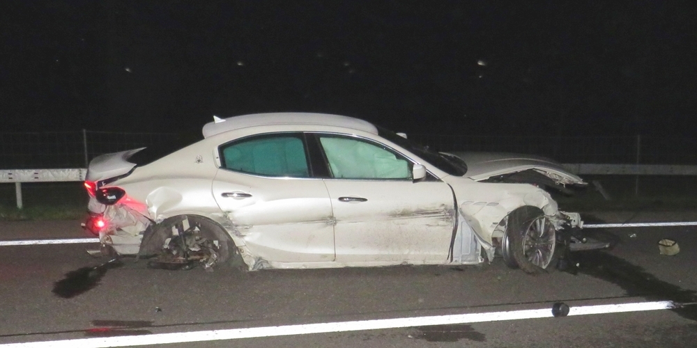 Der Maserati war nach der Kollision mit den Leitplanken total beschädigt.