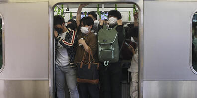 Pendler drängen sich in Tokio in einen Zugwaggon, nachdem ein starkes Erdbeben in der Nacht zum Donnerstag (Ortszeit) die Region Tokio erschüttert und Züge und U-Bahnen vorübergehend lahmgelegt hat. Bei dem Erdbeben sind laut Berichten japanischer...