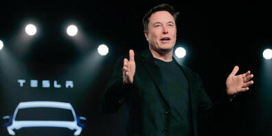 ARCHIV - Teslas CEO Elon Musk spricht vor der Enthüllung des Teslas Modell Y in Teslas Designstudio in Hawthorne, Kalifornien. In der in der Nacht zum Freitag gab Elon Musk bei der Hauptversammlung des Elektroauto-Herstellers bekannt, dass Tesla s...