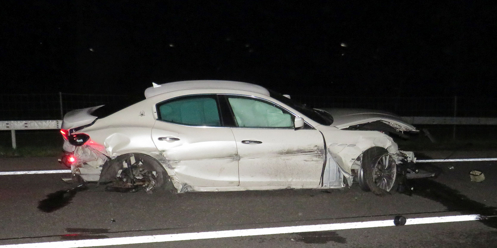 Der total beschädigte Maserati des 35-jährigen Lenkers.