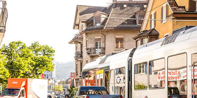 Da wird es eng: Die Bremgarten-Dietikon-Bahn mitten in Dietikon –  ein Doppelspurausbau soll die Sicherheit erhöhen.