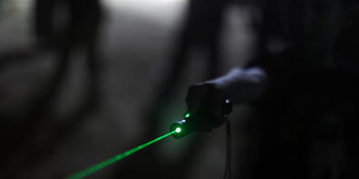 Shoppen im Internet kann mit einer Verurteilung enden: Ein Mann aus der Region Zürich bestellte sich in China einen günstigen Laserpointer, der allerdings in der Schweiz verboten war. (Symbolbild)