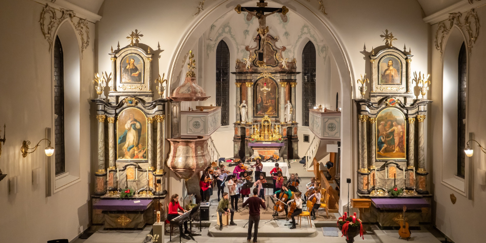 Das Streichensemble beim letzten Weihnachtskonzert in der Kirche Thal.