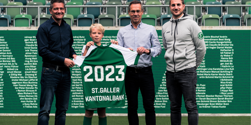  René Güntensperger (Leiter Sponsoring und Events bei der St.Galler Kantonalbank), Andrin Schuler (Spieler FE13), Matthias Hüppi (Präsident FC St.Gallen 1879) und Mario Gilli (Technischer Leiter Future Champs Ostschweiz)