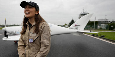 Die belgisch-britische Teenagerin Zara Rutherford spricht auf dem Rollfeld vor ihrem Shark-Ultraleichtflugzeug vor dem Start auf dem Flugplatz Kortrijk-Wevelgem. Rutherford hat ihren Flug um die Erde gestartet, um die jüngste Frau zu werden, die a...