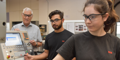 Zufrieden, dass die lernenden «Polymech» Lilli Huber und Yasin Güclü trotz Corona durchstarten können: Christian Fiechter (ganz links), Präsident der Hans Huber Stiftung.