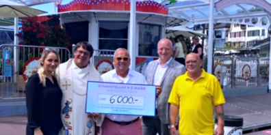 Stolz durfte Hans-Peter Maier (Mitte) den Scheck von 6'000 Franken in Begleitung von seiner Tochter (1.v.l), Paul Amacker (1.v.r.) und Tourismuschef Simon Elsener (2.v.r.) an Pfarrer Adrian Bolzern (2.v.l.) übergeben.