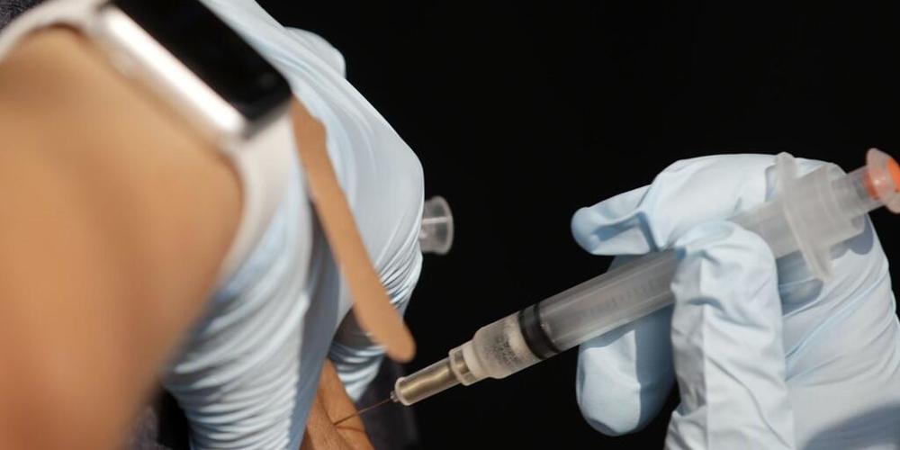 Krankenschwester Sarah Reinke vom Indian Health Care Resource Center of Tulsa verabreicht eine Dosis mit dem Corona-Impfstoff von Johnson  Johnson. Foto: Mike Simons/Tulsa World/AP/dpa