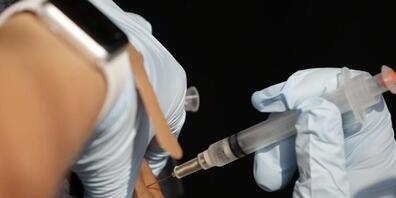 Krankenschwester Sarah Reinke vom Indian Health Care Resource Center of Tulsa verabreicht eine Dosis mit dem Corona-Impfstoff von Johnson  Johnson. Foto: Mike Simons/Tulsa World/AP/dpa