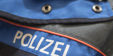 Die Luzerner Polizei hat am Mittwochabend einen verwirrten Mann davon abgehalten, vom Dach eines Hauses zu springen. Der Mann konnte schliesslich ins Spital gebracht werden. (Symbolbild)