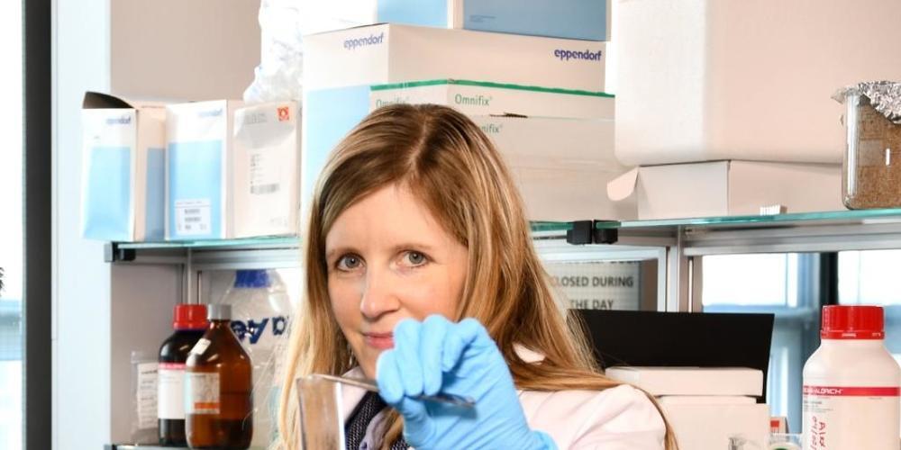 Empa-Forschende um Inge Hermann entwickelten einen "Superkleber", der Darmverletzungen stabil abdichtet.