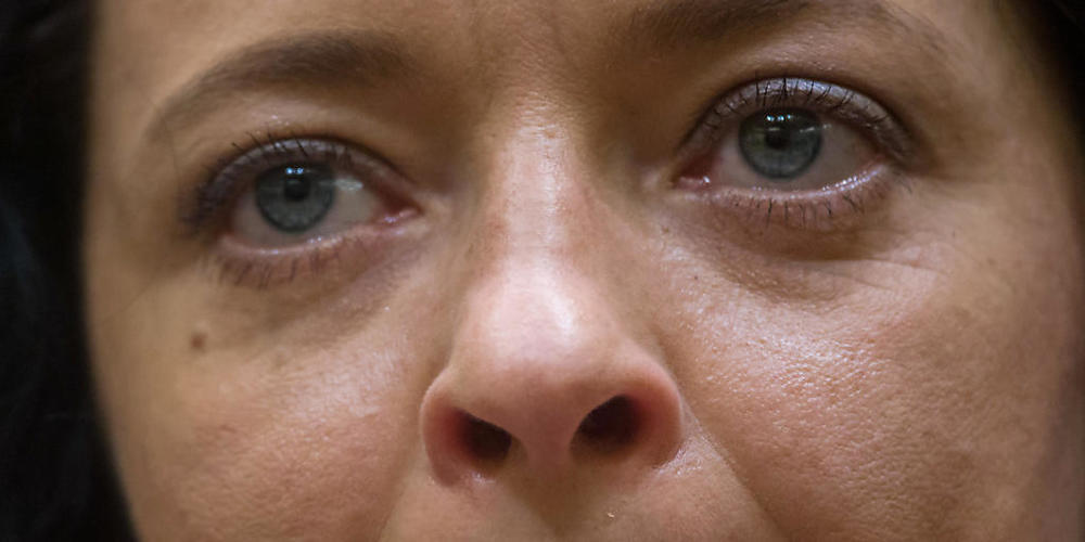 ARCHIV - Beate Zschäpe (Bild) ist in Deutschland rechtskräftig als Mittäterin der Neonazi-Terrorzelle «Nationalsozialistischer Untergrund» (NSU) verurteilt. Das Karlsruher Gericht verwarf Zschäpes Revision mit schriftlichem Beschluss. Foto: Peter ...