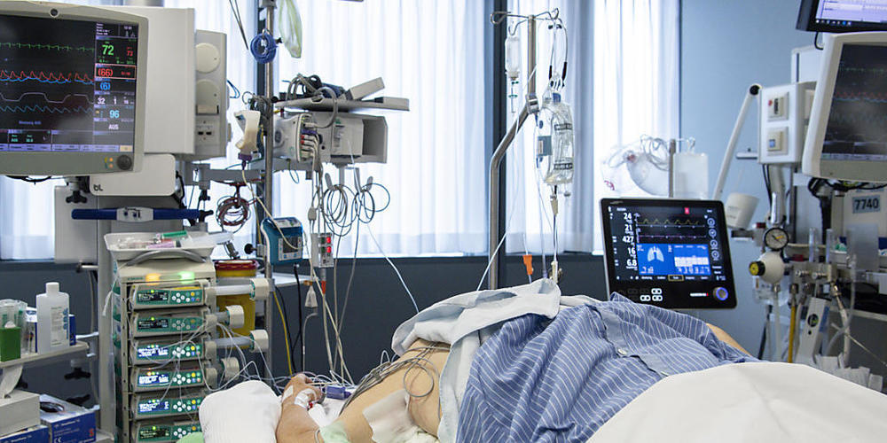 Die Intensivstationen befürchten wegen der starken Zunahme an Covid-19-Patienten eine weitere Zuspitzung der Lage. (Archivbild)