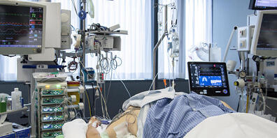 Die Intensivstationen befürchten wegen der starken Zunahme an Covid-19-Patienten eine weitere Zuspitzung der Lage. (Archivbild)
