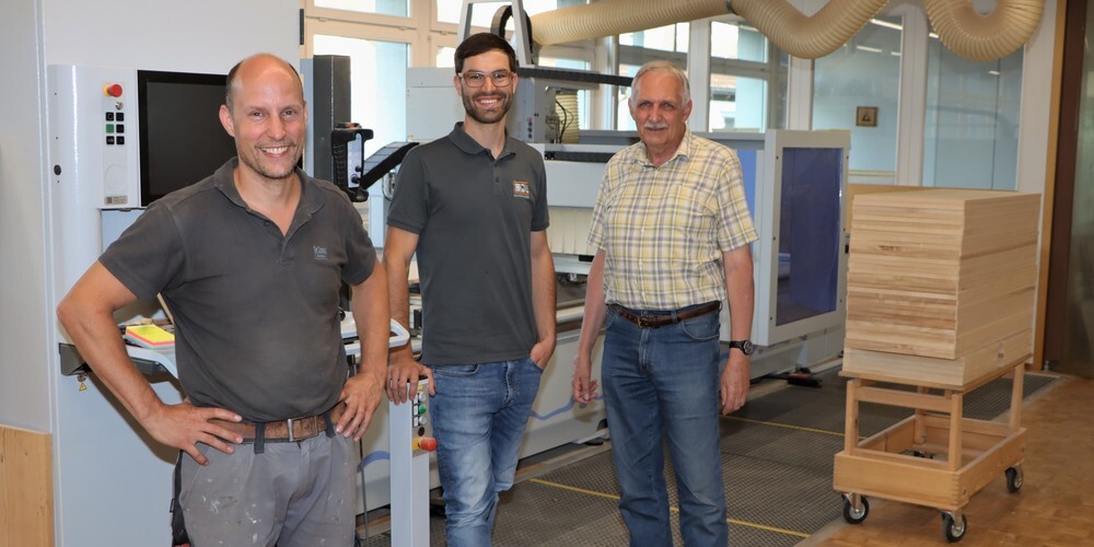 Kursleiter Andreas Meier (v.l.), ÜK-Obmann Prisco Egli und Verbandssekretär Martin Hälg haben allen Grund zur Freude. Am 11. September feiert das Schreiner-Kurszentrum in Gossau sein 50-jähriges Bestehen mit einem Tag der offenen Türe.
