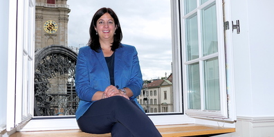 Regierungsrätin Laura Bucher in ihrem Büro mit grossartiger Aussicht auf das Kosterviertel