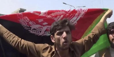 Ein Mann hält die Flagge Afghanistans während einer Demonstration in Jalalabad. Laut Videos in sozialen Medien finden in Afghanistan offenbar trotz des Siegeszugs der militant-islamischen Taliban weiter Demonstrationen mit der Nationalflagge statt...