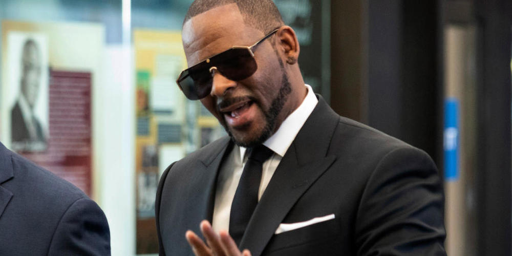 ARCHIV - Der US-amerikanische Sänger R. Kelly grüßt Unterstützer während er zu einer Anhörung vor dem Leighton Criminal Court ankommt. Laut US-Medien hat am zweiten Tag des Missbrauchsprozesses gegen Kelly ein mutmaßliches Opfer Details seiner Bez...