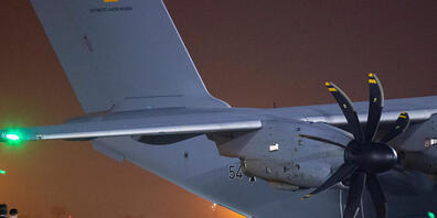 HANDOUT - Männer stehen an der Entladerampe eines deutschen Airbus A400M. Nach Angaben des Auswärtigen Amts hat sich «eine mittlere dreistellige Zahl» Deutscher registriert, die sich noch in Afghanistan aufhalte. Die Bundeswehr hat bereits 244 Deu...