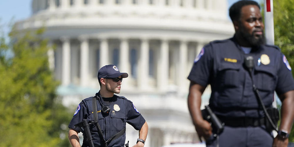 Beamten der Polizei des US-Kapitols stehen in der Nähe der Kongressbibliothek. Die Polizei des US-Kapitols untersucht ein verdächtiges Fahrzeug auf eine mögliche Bombe. Die Polizei teilte über Twitter mit, dass die Öffentlichkeit den Bereich vor d...