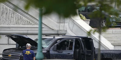 Ein Pick-up parkt auf dem Bürgersteig vor dem Thomas-Jefferson-Gebäude der Kongressbibliothek. Foto: Carolyn Kaster/AP/dpa