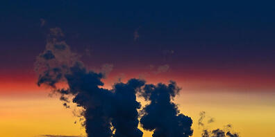 ARCHIV - Farbenprächtig leuchten die Wolken im Sonnenuntergang über den Kühltürmen des Braunkohlekraftwerks Jänschwalde der Lausitz Energie Bergbau AG (LEAG). Foto: Patrick Pleul/dpa-Zentralbild/dpa