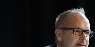 Der St. Galler Bildungschef Stefan Kölliker (SVP) hat am Donnerstag in Eggersriet die Projekte für Modellschulen im Rahmen der IT-Bildungsoffensive vorgestellt. (Archivbild)