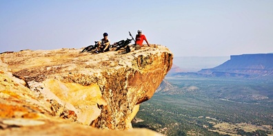Auf einem Felsen im Brice Canyon Nationalpark erholen sich Dani Koller und Silvan Bissegger. 