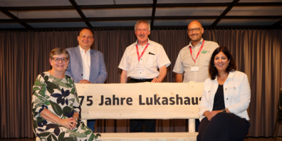 Stiftungsratspräsidentin Barbara Dürr (links) und Lukashaus-Geschäftsleiter Hubert Hürlimann (Mitte) durften von Regierungsrätin Laura Bucher (rechts) sowie Gemeindepräsident Niklaus Lippuner (stehend links) und IG-Grabs-Präsident Päuli Kohler (stehend rechts) die Glückwünsche zum Jubiläum entgegennehmen. Die neue Sitzbank ist ein Geschenk der IG Grabs.