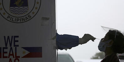 Eine Frau wird in der philippinischen Stadt Marikina auf das Coronavirus getestet. Das Gesundheitsministerium der Philippinen teilte am Freitag mit, dass trotz eines Rekords täglicher Neuinfektionen die Corona-Beschränkungen in der Region um die H...