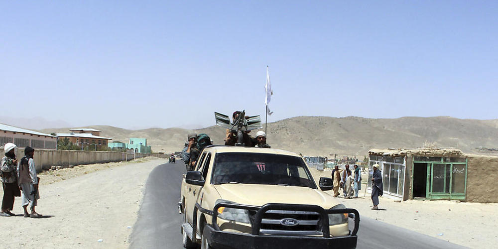 Taliban-Kämpfer patrouillieren in der Stadt Ghazni südwestlich von Kabul, Afghanistan. Die Menschenrechtsorganisation Amnesty International veröffentlichte am Freitag einen Bericht, in dem sie die Taliban für ein Massaker an der Hazara-Minderheit ...