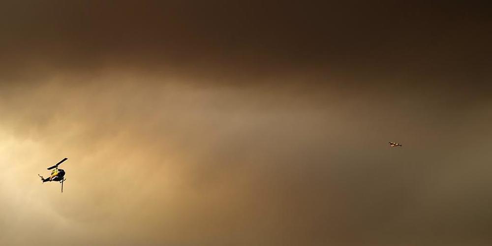 Ein Flugzeug und Hubschrauber unterstützen die Löscharbeiten in der Region Vilia aus der Luft. Nach tagelangen Kämpfen gegen die Flammen haben Feuerwehrwehrleute einen großen Waldbrand im Westen Athens teils unter Kontrolle gebracht. Das teilte ei...