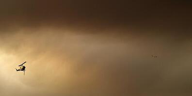 Ein Flugzeug und Hubschrauber unterstützen die Löscharbeiten in der Region Vilia aus der Luft. Nach tagelangen Kämpfen gegen die Flammen haben Feuerwehrwehrleute einen großen Waldbrand im Westen Athens teils unter Kontrolle gebracht. Das teilte ei...