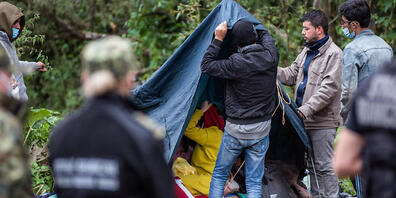 Afghanische Flüchtlinge bauen Zelte an der Grenze zwischen Polen und Belarus. Polens Opposition hat die Regierung zur sofortigen Hilfe für die festsitzende Gruppe aufgefordert. Es sei eine «skandalöse Situation», sagte der Abgeordnete Maciej Konie...