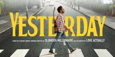 Konzert von Emanuel Reiter am Openair-Kino Uzwil. Im Hintergrund die neubeschriftete UZEHALLE  mit der fast fertiggestelltjg PV-Anlage auf dem Dach.