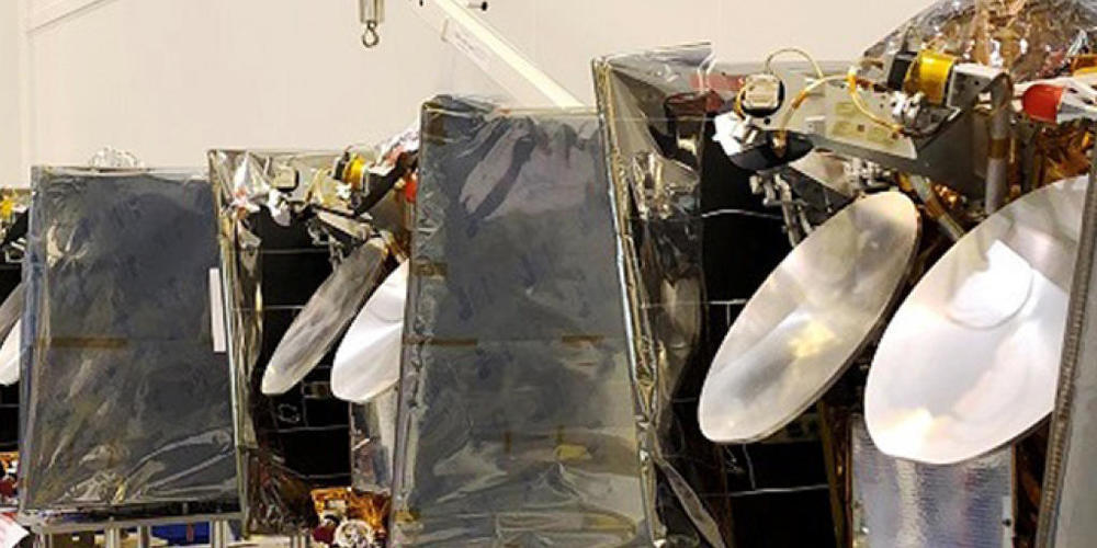 ARCHIV - Mehrere OneWeb-Satelliten stehen hier 2019 vor der Verladung zum Flug ins All nebeneinander. Jetzt sollten weitere 34 Satelliten die Reise ins All antreten. Foto: Airbus One Web/dpa - ACHTUNG: Nur zur redaktionellen Verwendung und nur mit...