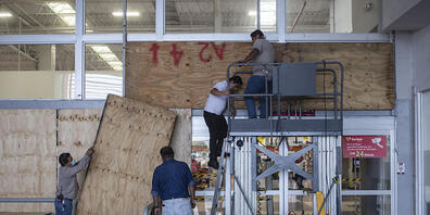 Arbeiter bringen wegen des Hurrikans "Grace" Schutzwände an in der mexikanischen Stadt Boca del Rio.