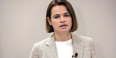 ARCHIV - Swetlana Tichanowskaja, Oppositionsführerin aus Belarus, bei einer Pressekonferenz in Litauen. Foto: Mindaugas Kulbis/AP/dpa