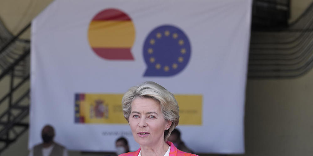 EU-Kommissionspräsidentin Ursula von der Leyen spricht im Militärflughafen Torrejon in Madrid. Von der Leyen hat am Samstag Gespräche mit den neuen Machthabern in Kabul bestätigt. Die Verhandlungen mit den militant-islamistischen Taliban bedeutete...