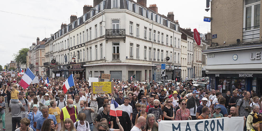 Demonstranten und Demonstrantinnen nehmen an einem Protest gegen den Gesundheitspass teil.  In Frankreich haben Zehntausende Menschen am Samstag am sechsten Wochenende in Folge gegen die verschärften Corona-Regeln demonstriert. Die Protestaktionen...