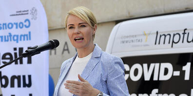 Ansprache der Zürcher Regierungsrätin und Gesundheitsdirektorin Natalie Rickli vor dem Impfmobil in Gossau (ZH).