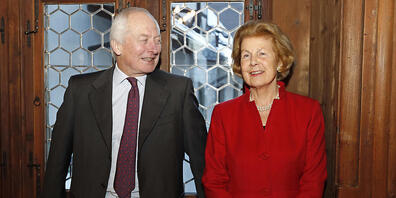 Fürstin Marie von und zu Liechtenstein, rechts, feiert den Geburtstag ihres Gatten, Fürst Hans-Adam von und zu Liechtenstein, am 13. Februar 2015 auf Schloss Vaduz.
