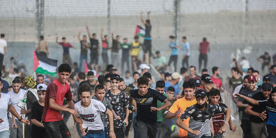 Palästinensische Demonstranten stoßen mit israelischen Sicherheitskräften zusammen, nachdem sie am Grenzzaun zu Israel östlich von Gaza-Stadt gegen die israelische Belagerung des palästinensischen Streifens protestiert haben. Foto: Mohammed Talate...