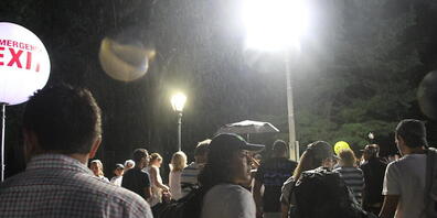 Besucher verlassen das "We Love NYC: The Homecoming Concert" im New Yorker Central Park. Das Konzert wurde wegen eines herannahenden Unwetters mitten in der Show von Barry Manilow abgebrochen. Foto: Niyi Fote/TheNEWS2 via ZUMA Press Wire/dpa