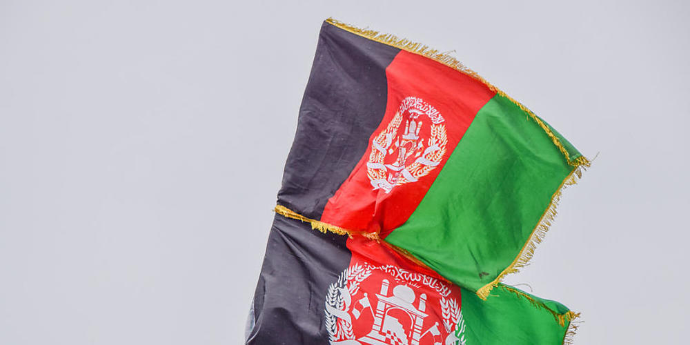 Demonstranten gegen die Taliban zeigen die afghanische Flagge. Foto: Vuk Valcic/SOPA Images via ZUMA Press Wire/dpa